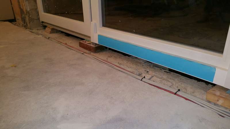 BAU.DE / BAU-Forum: 5. Bild zu Frage "Bodentiefe Fenster mangelhaft eingebaut? Freiraum, Abdichtung & Stabilit&auml;t pr&uuml;fen!" im BAU-Forum "Fenster und Au&szlig;ent&uuml;ren"