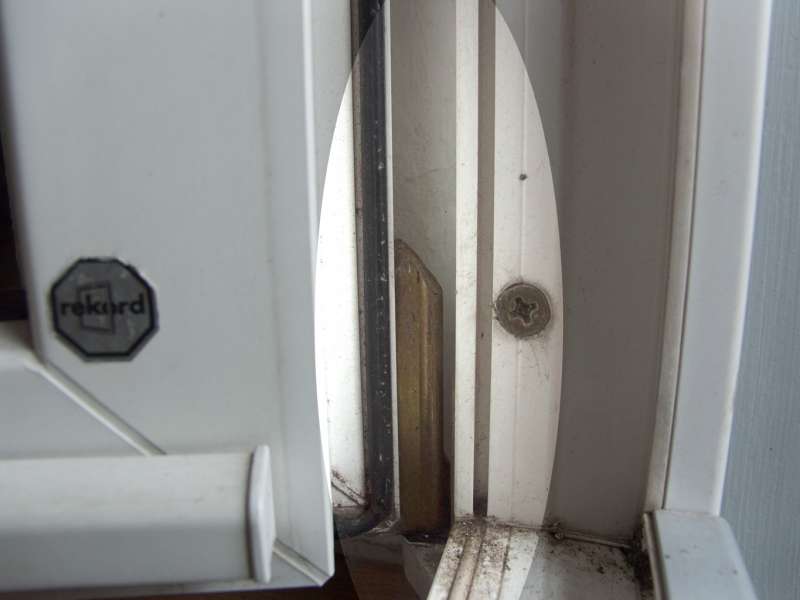 BAU.DE / BAU-Forum: 2. Bild zu Antwort "Balkont&uuml;r-Scharnier &ndash; Innensechskant-Bolzen identifizieren" auf die Frage "Balkont&uuml;r undicht: Ursachen, Reparatur-M&ouml;glichkeiten & Kosten f&uuml;r Mieter?" im BAU-Forum "Fenster und Au&szlig;ent&uuml;ren"