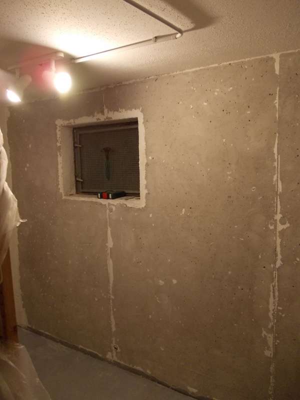 BAU.DE / BAU-Forum: 1. Bild zu Frage "Kellerfenster verbreitern in Betonwand: Statik prüfen? Kosten, Risiken & Genehmigung" im BAU-Forum "Fenster und Außentüren" BAU.DE / BAU-Forum: 1. Bild zu Frage "Kellerfenster verbreitern in Betonwand: Statik prüfen? Kosten, Risiken & Genehmigung" im BAU-Forum "Fenster und Außentüren"