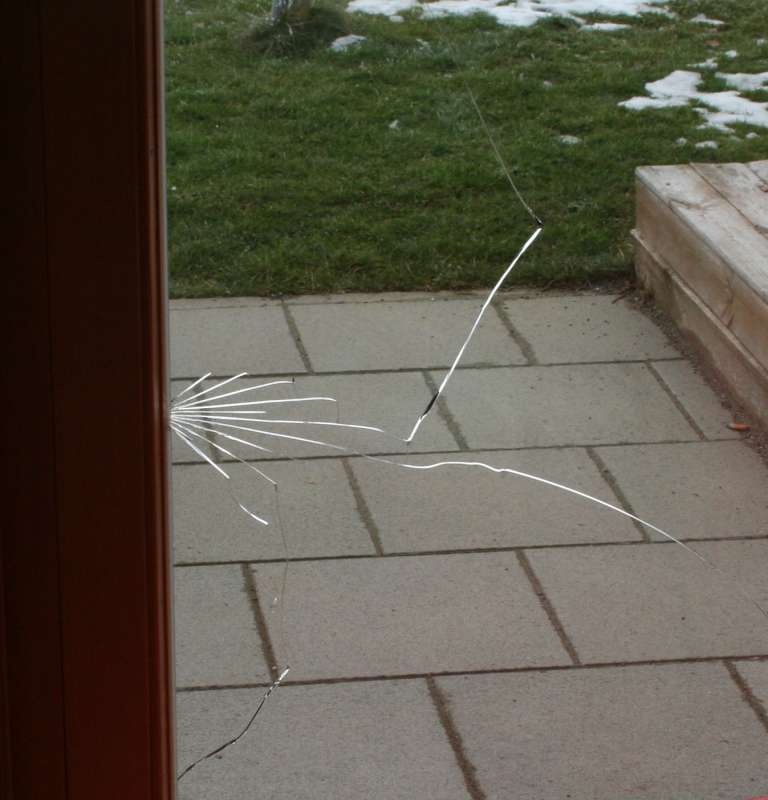 BAU.DE / BAU-Forum: 1. Bild zu Antwort "Glasbruch: Analyse der Rissursache im Detail" auf die Frage "Risse in Fensterscheibe innen: Ursachenforschung, Risiken & Sofortma&szlig;nahmen?" im BAU-Forum "Fenster und Au&szlig;ent&uuml;ren"