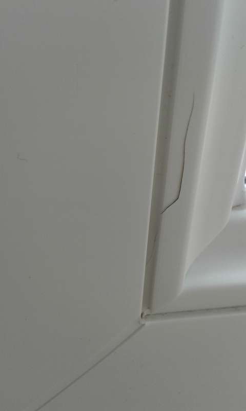 BAU.DE / BAU-Forum: 1. Bild zu Frage "Riss im Fensterfl&uuml;gelrahmen: Ursachen, Reparatur & Gew&auml;hrleistung bei Neubauten?" im BAU-Forum "Fenster und Au&szlig;ent&uuml;ren"