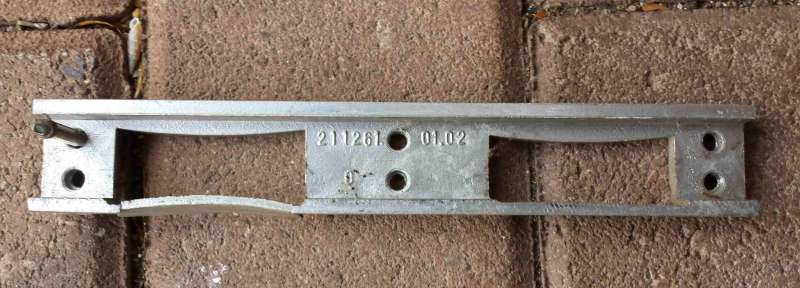 BAU.DE / BAU-Forum: 2. Bild zu Frage "Sch&uuml;co Schlie&szlig;platte defekt (1991): Ersatz finden &ndash; Artikelnummer, Ma&szlig;e, Alternativen?" im BAU-Forum "Fenster und Au&szlig;ent&uuml;ren"