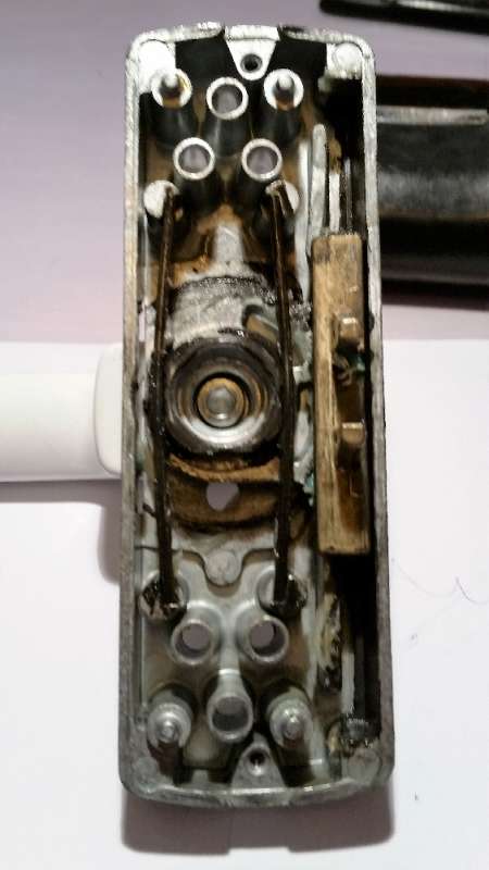 BAU.DE / BAU-Forum: 1. Bild zu Frage "Terrassentürgriff defekt: Hersteller unbekannt – Wie finde ich das passende Ersatzteil?" im BAU-Forum "Fenster und Außentüren" BAU.DE / BAU-Forum: 1. Bild zu Frage "Terrassentürgriff defekt: Hersteller unbekannt – Wie finde ich das passende Ersatzteil?" im BAU-Forum "Fenster und Außentüren"