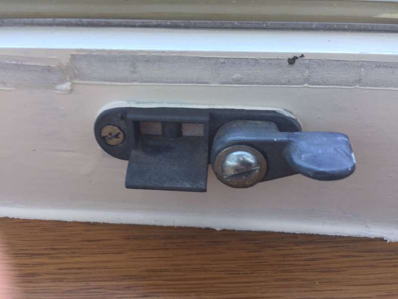 BAU.DE / BAU-Forum: 1. Bild zu Frage "Fensterbeschlag identifizieren & Ersatz finden: Hersteller, Typ & Bezugsquellen?" im BAU-Forum "Fenster und Au&szlig;ent&uuml;ren"