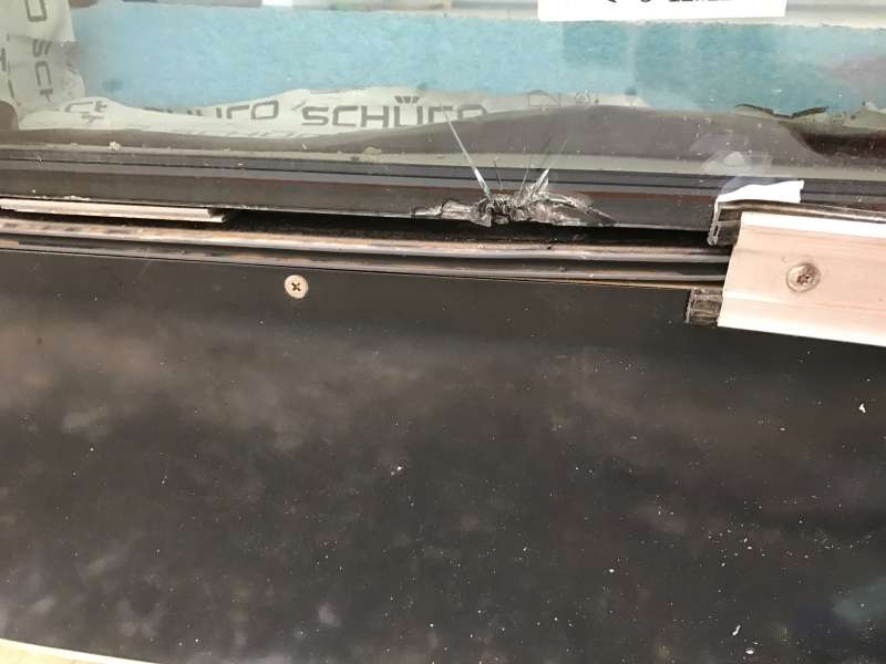 BAU.DE / BAU-Forum: 1. Bild zu Antwort "Fensterscheibe Riss: Fotos zur Ursachenanalyse Neubau" auf die Frage "Riss in Fensterscheibe Neubau: Wer haftet? Ursachen, Abnahme & Rechte als Bauherr" im BAU-Forum "Fenster und Au&szlig;ent&uuml;ren"