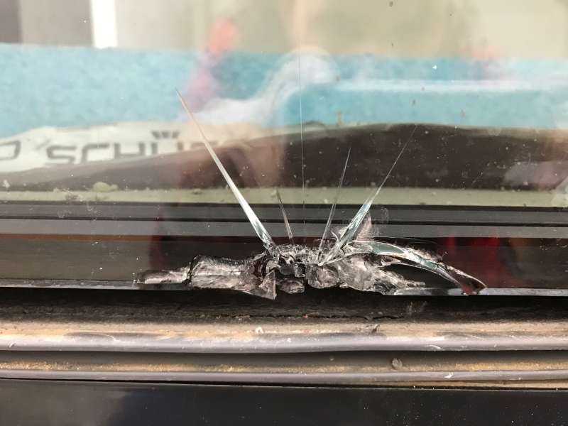 BAU.DE / BAU-Forum: 2. Bild zu Antwort "Fensterscheibe Riss: Fotos zur Ursachenanalyse Neubau" auf die Frage "Riss in Fensterscheibe Neubau: Wer haftet? Ursachen, Abnahme & Rechte als Bauherr" im BAU-Forum "Fenster und Au&szlig;ent&uuml;ren"