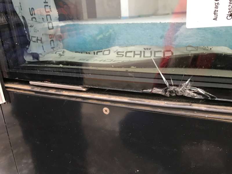 BAU.DE / BAU-Forum: 3. Bild zu Antwort "Fensterscheibe Riss: Fotos zur Ursachenanalyse Neubau" auf die Frage "Riss in Fensterscheibe Neubau: Wer haftet? Ursachen, Abnahme & Rechte als Bauherr" im BAU-Forum "Fenster und Au&szlig;ent&uuml;ren"