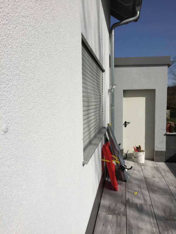 BAU.DE / BAU-Forum: 2. Bild zu Frage "Rollladen verformt/beult aus: Ist das ein Mangel? Ursachen, Rechte & Reparatur" im BAU-Forum "Fenster und Au&szlig;ent&uuml;ren"