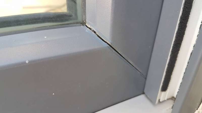 BAU.DE / BAU-Forum: 2. Bild zu Frage "Kunststofffenster: Gerissene Schwei&szlig;n&auml;hte an Gehrungen &ndash; Ursachen, Reparatur & Gew&auml;hrleistung?" im BAU-Forum "Fenster und Au&szlig;ent&uuml;ren"