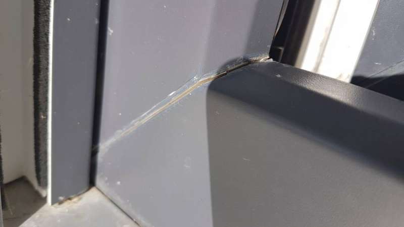 BAU.DE / BAU-Forum: 4. Bild zu Frage "Kunststofffenster: Gerissene Schwei&szlig;n&auml;hte an Gehrungen &ndash; Ursachen, Reparatur & Gew&auml;hrleistung?" im BAU-Forum "Fenster und Au&szlig;ent&uuml;ren"