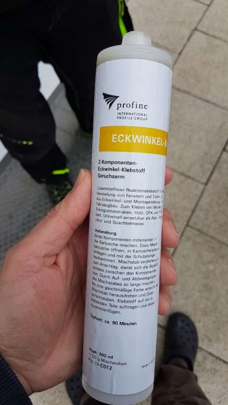 BAU.DE / BAU-Forum: 1. Bild zu Antwort "Reparatur-Vorschlag: 2K-Kleber & Aluleisten &ndash; Akzeptabel?" auf die Frage "Kunststofffenster: Gerissene Schwei&szlig;n&auml;hte an Gehrungen &ndash; Ursachen, Reparatur & Gew&auml;hrleistung?" im BAU-Forum "Fenster und Au&szlig;ent&uuml;ren"