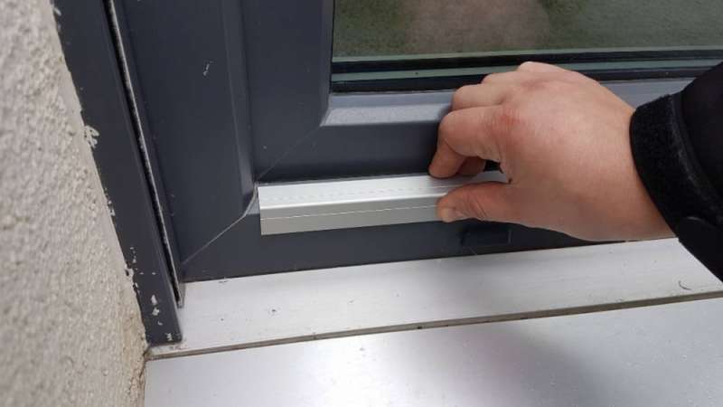 BAU.DE / BAU-Forum: 2. Bild zu Antwort "Reparatur-Vorschlag: 2K-Kleber & Aluleisten &ndash; Akzeptabel?" auf die Frage "Kunststofffenster: Gerissene Schwei&szlig;n&auml;hte an Gehrungen &ndash; Ursachen, Reparatur & Gew&auml;hrleistung?" im BAU-Forum "Fenster und Au&szlig;ent&uuml;ren"