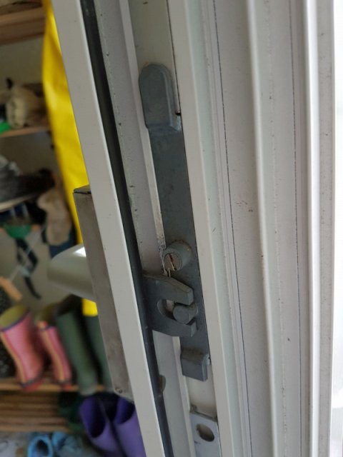 BAU.DE / BAU-Forum: 1. Bild zu Frage "Terrassent&uuml;r Schlie&szlig;band defekt: Ersatzteil finden, Reparatur & Kosten?" im BAU-Forum "Fenster und Au&szlig;ent&uuml;ren"