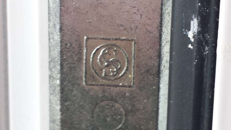 BAU.DE / BAU-Forum: 1. Bild zu Frage "Suche Hersteller Hauptüren, Balkon-Türen und Fenster" im BAU-Forum "Fenster und Außentüren" BAU.DE / BAU-Forum: 1. Bild zu Frage "Suche Hersteller Hauptüren, Balkon-Türen und Fenster" im BAU-Forum "Fenster und Außentüren"