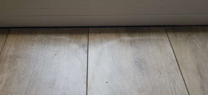 BAU.DE / BAU-Forum: 2. Bild zu Frage "Riss oder Kratzer im Balkontürrahmen? Ursachen, Reparatur & Abdichtung prüfen!" im BAU-Forum "Fenster und Außentüren" BAU.DE / BAU-Forum: 2. Bild zu Frage "Riss oder Kratzer im Balkontürrahmen? Ursachen, Reparatur & Abdichtung prüfen!" im BAU-Forum "Fenster und Außentüren"