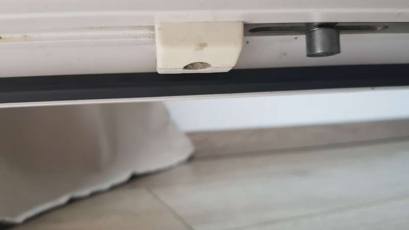 BAU.DE / BAU-Forum: 2. Bild zu Frage "Ecklager hoch geschraubt. Streift immer noch" im BAU-Forum "Fenster und Außentüren" BAU.DE / BAU-Forum: 2. Bild zu Frage "Ecklager hoch geschraubt. Streift immer noch" im BAU-Forum "Fenster und Außentüren"