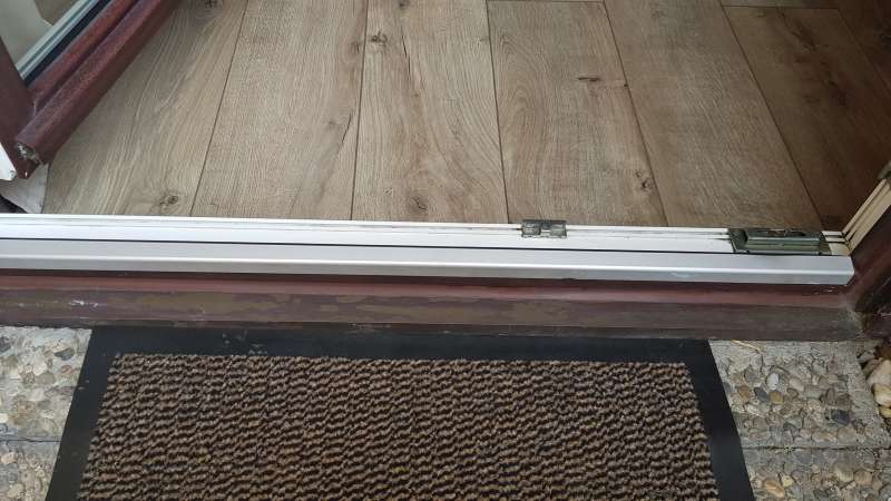 BAU.DE / BAU-Forum: 3. Bild zu Frage "Ecklager hoch geschraubt. Streift immer noch" im BAU-Forum "Fenster und Außentüren" BAU.DE / BAU-Forum: 3. Bild zu Frage "Ecklager hoch geschraubt. Streift immer noch" im BAU-Forum "Fenster und Außentüren"