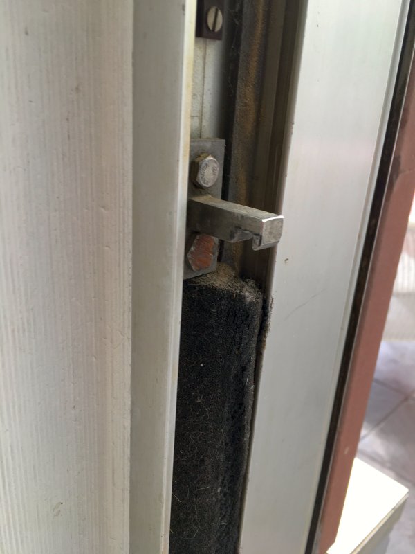 BAU.DE / BAU-Forum: 2. Bild zu Frage "Suche Griff/Ersatzteile f&uuml;r Aluminium Schiebefenster" im BAU-Forum "Fenster und Au&szlig;ent&uuml;ren"