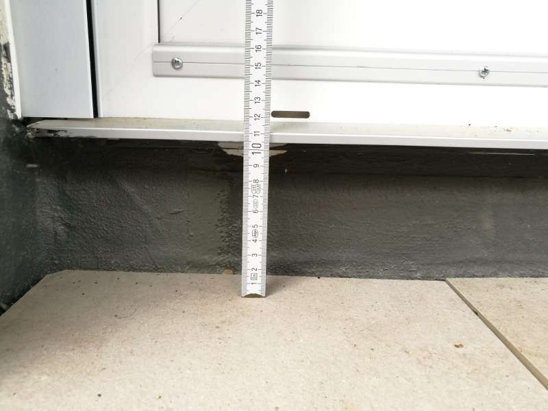 BAU.DE / BAU-Forum: 1. Bild zu Frage "Terrassentür Schwelle: Aufbau, Materialien, Abdichtung & Kosten im Vergleich?" im BAU-Forum "Fenster und Außentüren" BAU.DE / BAU-Forum: 1. Bild zu Frage "Terrassentür Schwelle: Aufbau, Materialien, Abdichtung & Kosten im Vergleich?" im BAU-Forum "Fenster und Außentüren"