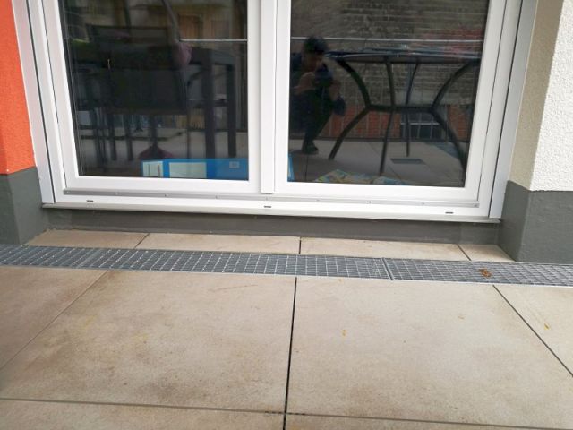BAU.DE / BAU-Forum: 1. Bild zu Antwort "Terrassentür: Entwässerungsrinne entlang Fassade notwendig?" auf die Frage "Terrassentür Schwelle: Aufbau, Materialien, Abdichtung & Kosten im Vergleich?" im BAU-Forum "Fenster und Außentüren" BAU.DE / BAU-Forum: 1. Bild zu Antwort "Terrassentür: Entwässerungsrinne entlang Fassade notwendig?" auf die Frage "Terrassentür Schwelle: Aufbau, Materialien, Abdichtung & Kosten im Vergleich?" im BAU-Forum "Fenster und Außentüren"