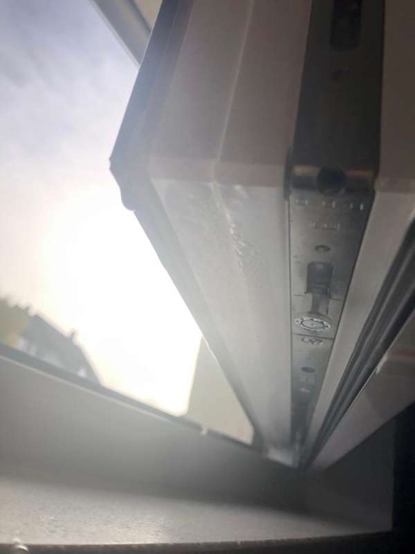 BAU.DE / BAU-Forum: 3. Bild zu Frage "Wasser im Fensterrahmen bei K&auml;lte: Ursachen, Folgen & L&ouml;sungen f&uuml;r Neubau?" im BAU-Forum "Fenster und Au&szlig;ent&uuml;ren"