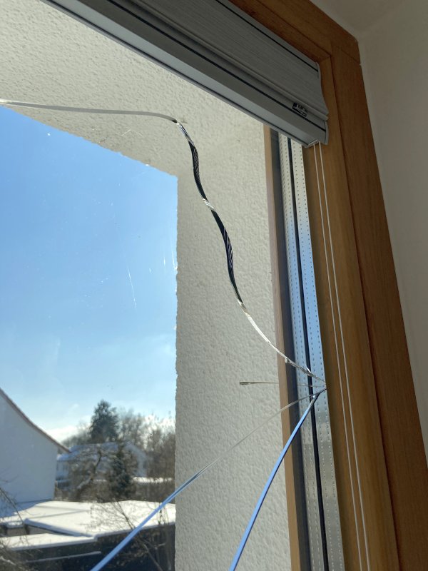 BAU.DE / BAU-Forum: 1. Bild zu Frage "Risse in 3-fach verglasten Scheiben nach Montage und Nutzung Innenplissees" im BAU-Forum "Fenster und Au&szlig;ent&uuml;ren"