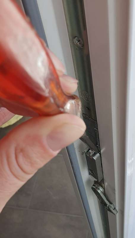 BAU.DE / BAU-Forum: 1. Bild zu Antwort "L&ouml;sung" auf die Frage "Maco T&uuml;rschn&auml;pper Demontage: Anleitung, Ursachen & L&ouml;sungen bei defekter T&uuml;r" im BAU-Forum "Fenster und Au&szlig;ent&uuml;ren"