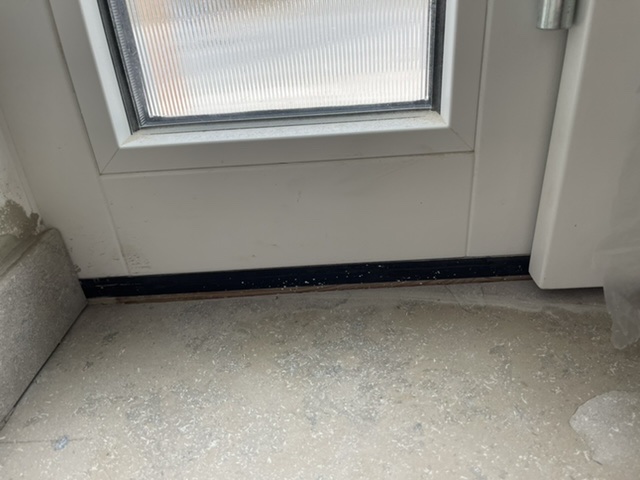 BAU.DE / BAU-Forum: 1. Bild zu Frage "Sichtbarer schwarzer Streifen oberhalb der Fu&szlig;bodenoberkante." im BAU-Forum "Fenster und Au&szlig;ent&uuml;ren"