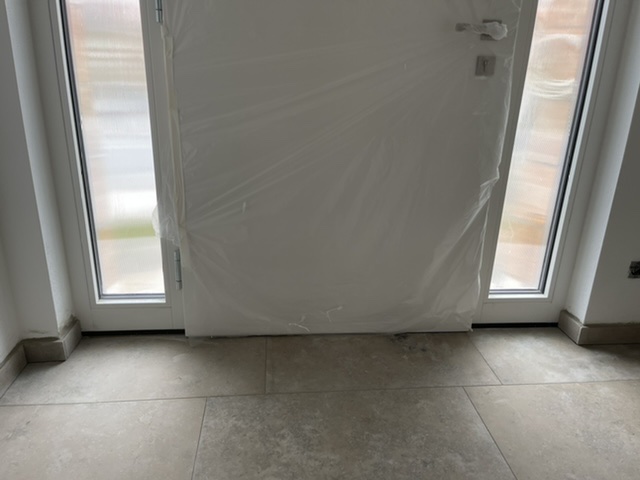 BAU.DE / BAU-Forum: 2. Bild zu Frage "Sichtbarer schwarzer Streifen oberhalb der Fu&szlig;bodenoberkante." im BAU-Forum "Fenster und Au&szlig;ent&uuml;ren"