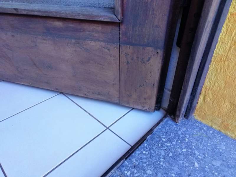 BAU.DE / BAU-Forum: 1. Bild zu Antwort "... bei dieser Schwelle, mal ein Foto..." auf die Frage "Haustür Schwelle sanieren im 60er-Jahre Haus: Lösungen, Kosten & Anforderungen?" im BAU-Forum "Fenster und Außentüren" BAU.DE / BAU-Forum: 1. Bild zu Antwort "... bei dieser Schwelle, mal ein Foto..." auf die Frage "Haustür Schwelle sanieren im 60er-Jahre Haus: Lösungen, Kosten & Anforderungen?" im BAU-Forum "Fenster und Außentüren"