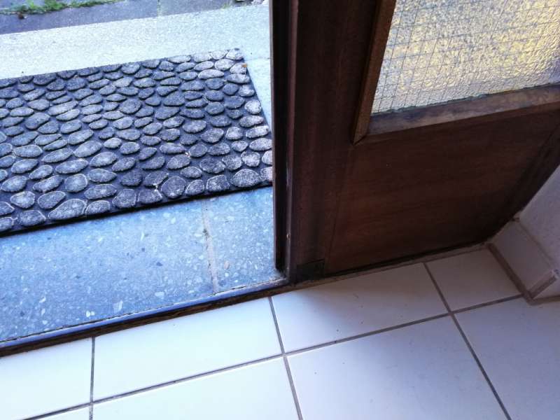 BAU.DE / BAU-Forum: 2. Bild zu Antwort "... bei dieser Schwelle, mal ein Foto..." auf die Frage "Haustür Schwelle sanieren im 60er-Jahre Haus: Lösungen, Kosten & Anforderungen?" im BAU-Forum "Fenster und Außentüren" BAU.DE / BAU-Forum: 2. Bild zu Antwort "... bei dieser Schwelle, mal ein Foto..." auf die Frage "Haustür Schwelle sanieren im 60er-Jahre Haus: Lösungen, Kosten & Anforderungen?" im BAU-Forum "Fenster und Außentüren"