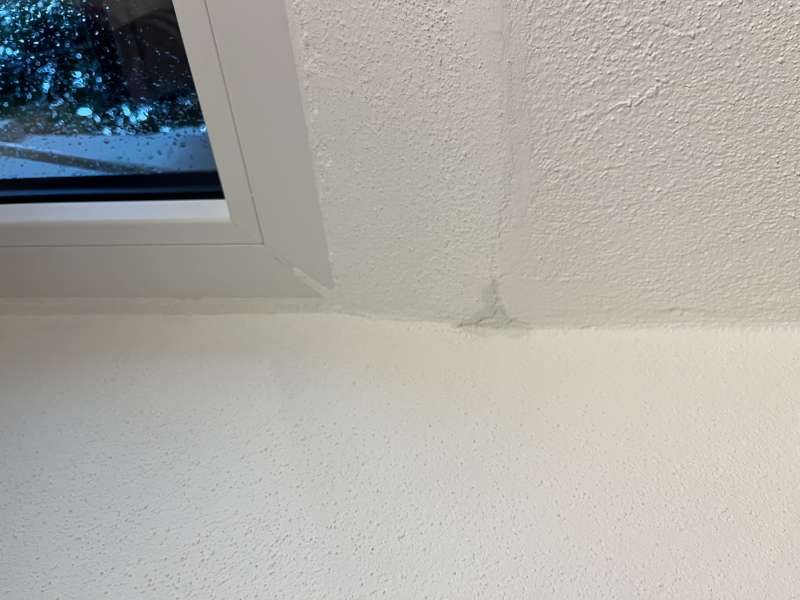 BAU.DE / BAU-Forum: 1. Bild zu Antwort "Pfusch der Fenster wird sichtbarer .." auf die Frage "Fensterbänke Sanierung: Montagefehler? Schwitzwasserablauf, Befestigung & Richtlinien" im BAU-Forum "Fenster und Außentüren" BAU.DE / BAU-Forum: 1. Bild zu Antwort "Pfusch der Fenster wird sichtbarer .." auf die Frage "Fensterbänke Sanierung: Montagefehler? Schwitzwasserablauf, Befestigung & Richtlinien" im BAU-Forum "Fenster und Außentüren"