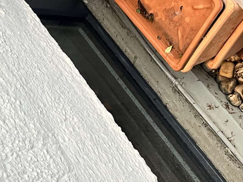 BAU.DE / BAU-Forum: 2. Bild zu Antwort "Pfusch der Fenster wird sichtbarer .." auf die Frage "Fensterbänke Sanierung: Montagefehler? Schwitzwasserablauf, Befestigung & Richtlinien" im BAU-Forum "Fenster und Außentüren" BAU.DE / BAU-Forum: 2. Bild zu Antwort "Pfusch der Fenster wird sichtbarer .." auf die Frage "Fensterbänke Sanierung: Montagefehler? Schwitzwasserablauf, Befestigung & Richtlinien" im BAU-Forum "Fenster und Außentüren"