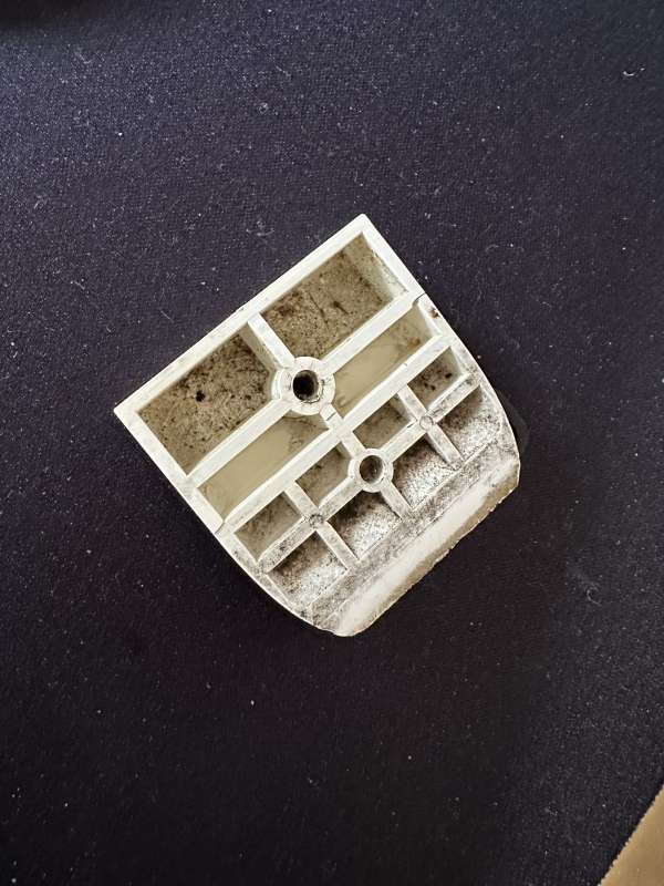 BAU.DE / BAU-Forum: 2. Bild zu Frage "WERU Fenster: wie wird der kleine Keil an der Unterseite des Klappfensters bezeichnet?" im BAU-Forum "Fenster und Außentüren" BAU.DE / BAU-Forum: 2. Bild zu Frage "WERU Fenster: wie wird der kleine Keil an der Unterseite des Klappfensters bezeichnet?" im BAU-Forum "Fenster und Außentüren"