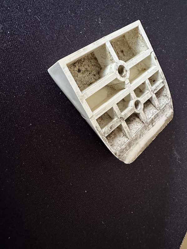 BAU.DE / BAU-Forum: 3. Bild zu Frage "WERU Fenster: wie wird der kleine Keil an der Unterseite des Klappfensters bezeichnet?" im BAU-Forum "Fenster und Außentüren" BAU.DE / BAU-Forum: 3. Bild zu Frage "WERU Fenster: wie wird der kleine Keil an der Unterseite des Klappfensters bezeichnet?" im BAU-Forum "Fenster und Außentüren"