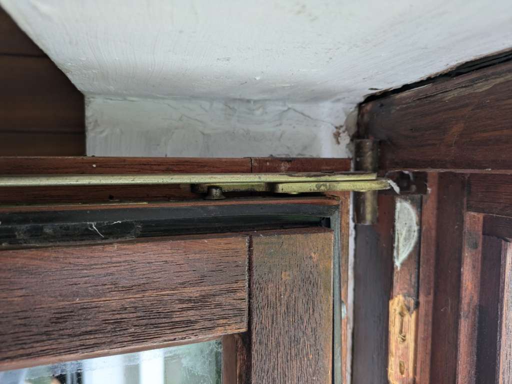 BAU.DE / BAU-Forum: 1. Bild zu Frage "Altes Holzfenster - Einstellung nicht möglich?" im BAU-Forum "Fenster und Außentüren" BAU.DE / BAU-Forum: 1. Bild zu Frage "Altes Holzfenster - Einstellung nicht möglich?" im BAU-Forum "Fenster und Außentüren"