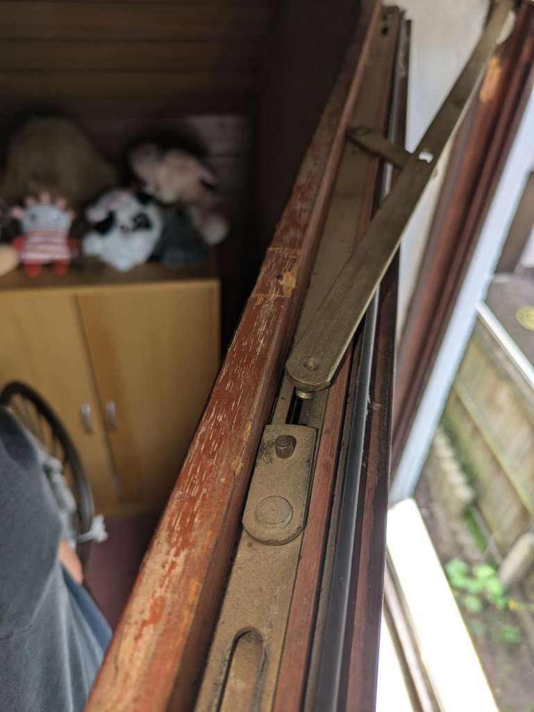 BAU.DE / BAU-Forum: 2. Bild zu Frage "Altes Holzfenster - Einstellung nicht möglich?" im BAU-Forum "Fenster und Außentüren" BAU.DE / BAU-Forum: 2. Bild zu Frage "Altes Holzfenster - Einstellung nicht möglich?" im BAU-Forum "Fenster und Außentüren"