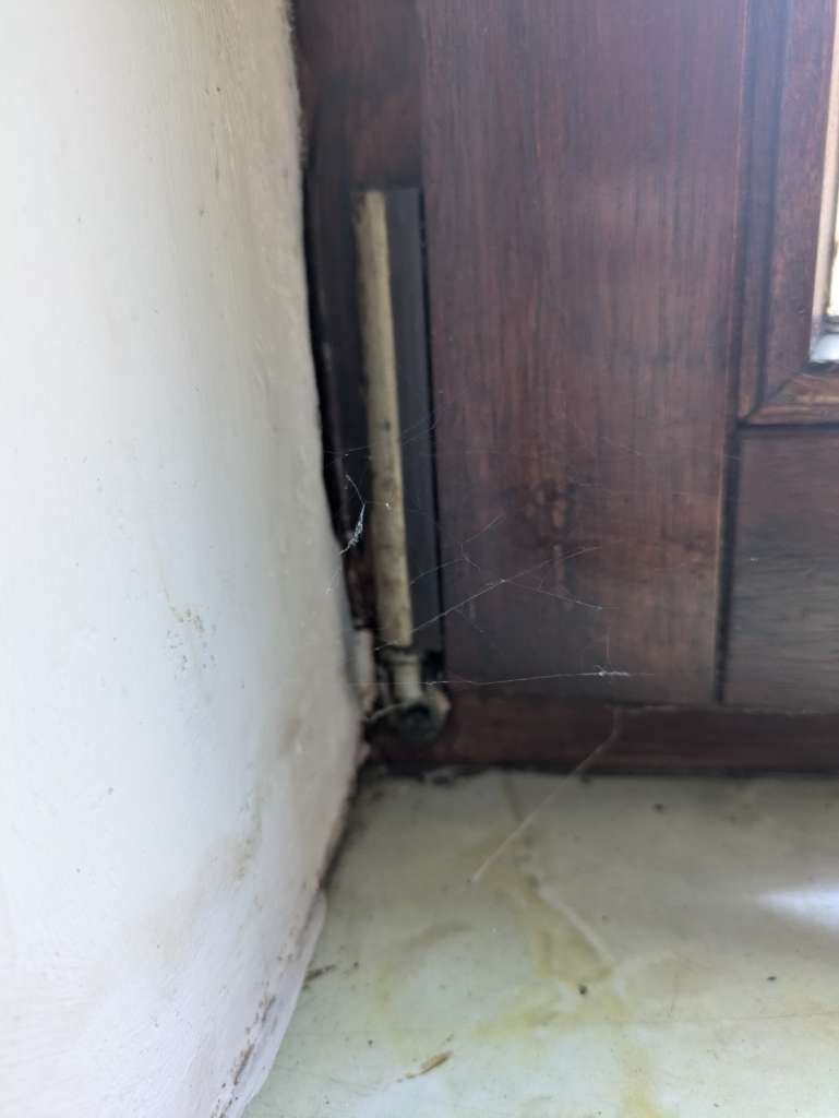 BAU.DE / BAU-Forum: 3. Bild zu Frage "Altes Holzfenster - Einstellung nicht möglich?" im BAU-Forum "Fenster und Außentüren" BAU.DE / BAU-Forum: 3. Bild zu Frage "Altes Holzfenster - Einstellung nicht möglich?" im BAU-Forum "Fenster und Außentüren"