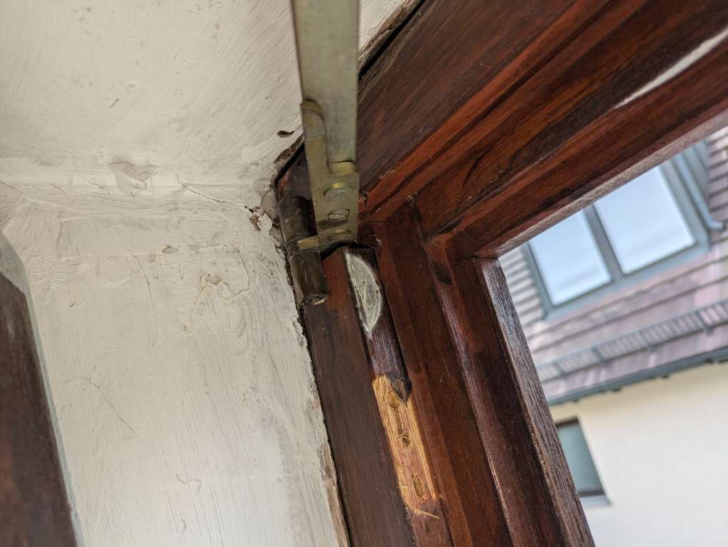 BAU.DE / BAU-Forum: 5. Bild zu Frage "Altes Holzfenster - Einstellung nicht möglich?" im BAU-Forum "Fenster und Außentüren" BAU.DE / BAU-Forum: 5. Bild zu Frage "Altes Holzfenster - Einstellung nicht möglich?" im BAU-Forum "Fenster und Außentüren"