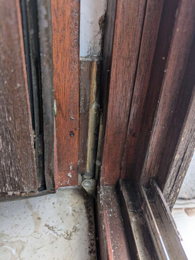 BAU.DE / BAU-Forum: 1. Bild zu Antwort "Weitere Bilder" auf die Frage "Altes Holzfenster einstellen: Ursachen, Optionen & Tipps zur Reparatur?" im BAU-Forum "Fenster und Außentüren" BAU.DE / BAU-Forum: 1. Bild zu Antwort "Weitere Bilder" auf die Frage "Altes Holzfenster einstellen: Ursachen, Optionen & Tipps zur Reparatur?" im BAU-Forum "Fenster und Außentüren"