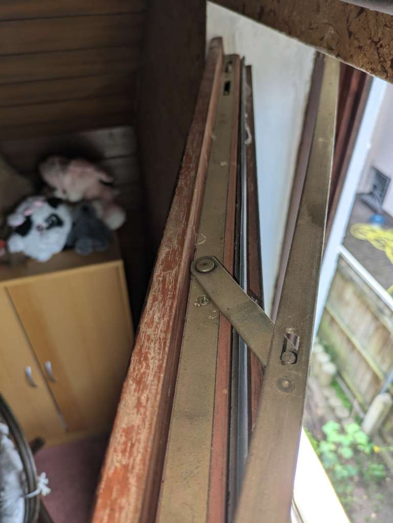 BAU.DE / BAU-Forum: 5. Bild zu Antwort "Weitere Bilder" auf die Frage "Altes Holzfenster einstellen: Ursachen, Optionen & Tipps zur Reparatur?" im BAU-Forum "Fenster und Außentüren" BAU.DE / BAU-Forum: 5. Bild zu Antwort "Weitere Bilder" auf die Frage "Altes Holzfenster einstellen: Ursachen, Optionen & Tipps zur Reparatur?" im BAU-Forum "Fenster und Außentüren"