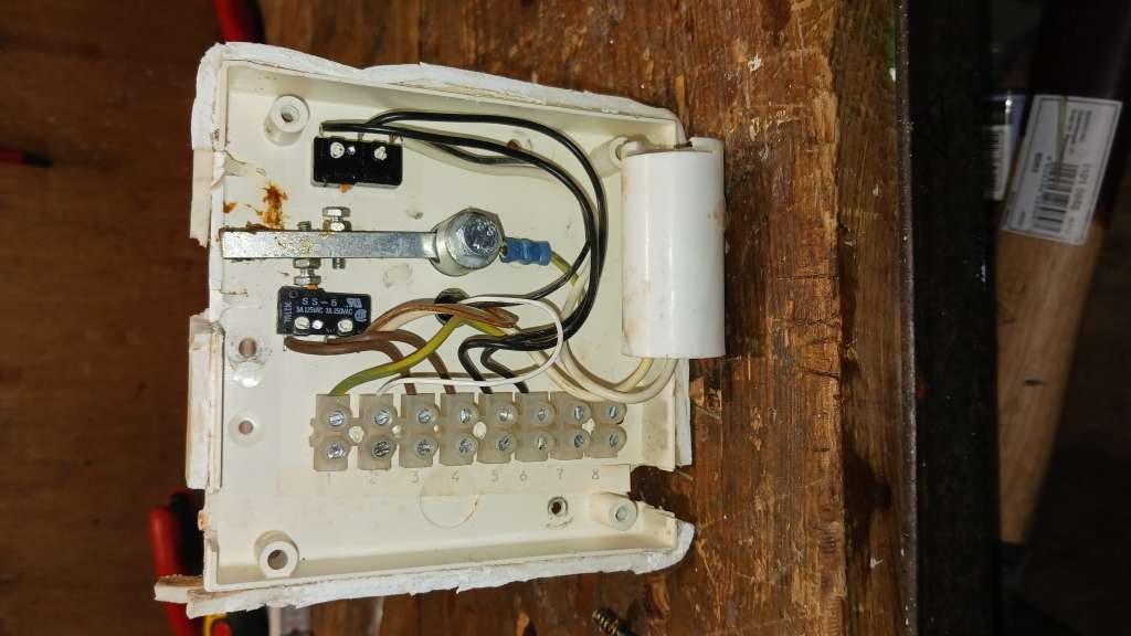 BAU.DE / BAU-Forum: 2. Bild zu Frage "Klappladenmotor finden: Ersatzteile, Alternativen & Reparatur f&uuml;r alte Motoren?" im BAU-Forum "Fenster und Au&szlig;ent&uuml;ren"