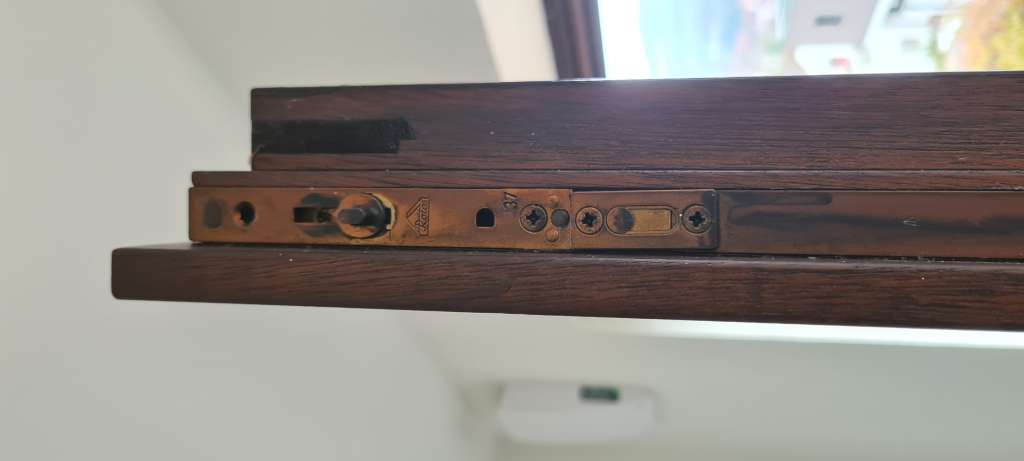 BAU.DE / BAU-Forum: 2. Bild zu Frage "Alte Holz-Roto-Fenster: Anpressdruck einstellen" im BAU-Forum "Fenster und Au&szlig;ent&uuml;ren"