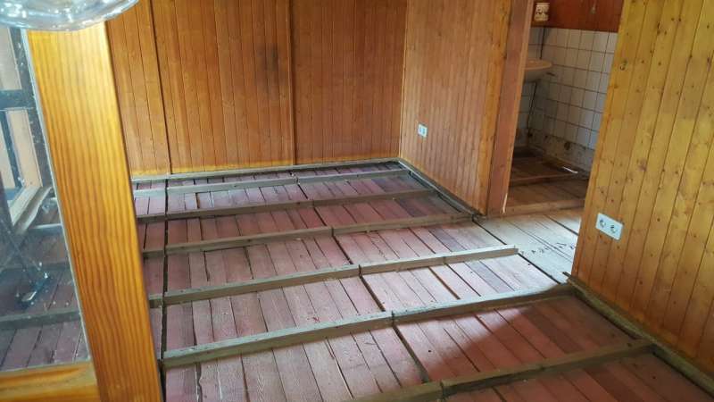 BAU.DE / BAU-Forum: 2. Bild zu Frage "Wasserschaden Fertighaus: St&uuml;tzpfeiler auf Spannplatte &ndash; Ursachen, Sanierung & Schimmelgefahr?" im BAU-Forum "Fertighaus"