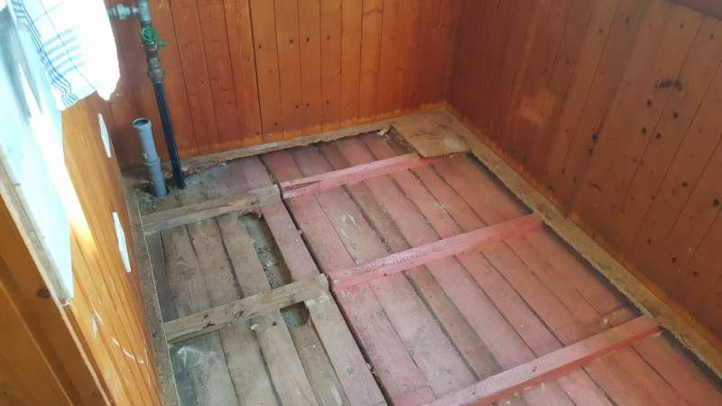 BAU.DE / BAU-Forum: 4. Bild zu Frage "Wasserschaden Fertighaus: St&uuml;tzpfeiler auf Spannplatte &ndash; Ursachen, Sanierung & Schimmelgefahr?" im BAU-Forum "Fertighaus"