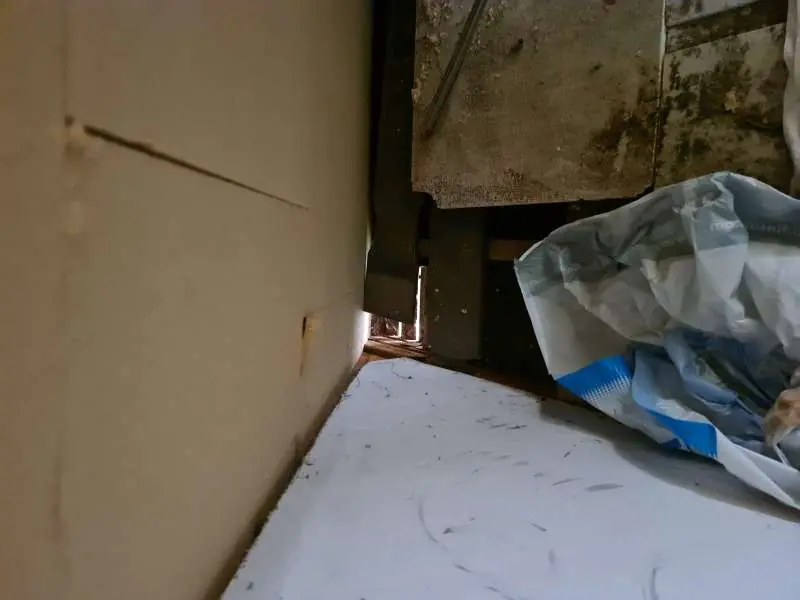 BAU.DE / BAU-Forum: 2. Bild zu Antwort "Traufkasten &Ouml;ffnungen: Fotos zur D&auml;mmung im Fertighaus" auf die Frage "Fertighaus Dachboden d&auml;mmen: Aufbau, D&auml;mmwolle, Traufkasten & Risiken?" im BAU-Forum "Fertighaus"