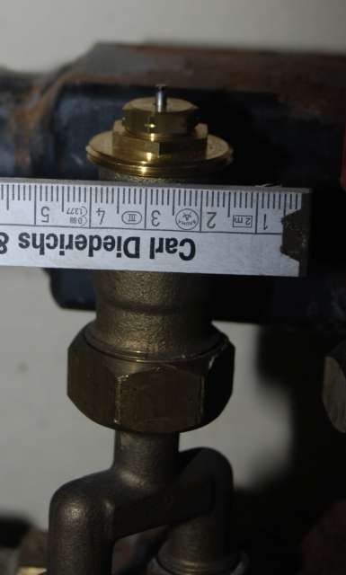 BAU.DE / BAU-Forum: 1. Bild zu Frage "Erkennt jemand diese Ventile eines Heizkreisverteilers?" im BAU-Forum "Fu&szlig;bodenheizungen / Wandheizungen"