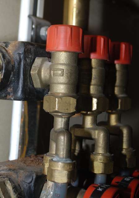 BAU.DE / BAU-Forum: 2. Bild zu Frage "Erkennt jemand diese Ventile eines Heizkreisverteilers?" im BAU-Forum "Fu&szlig;bodenheizungen / Wandheizungen"