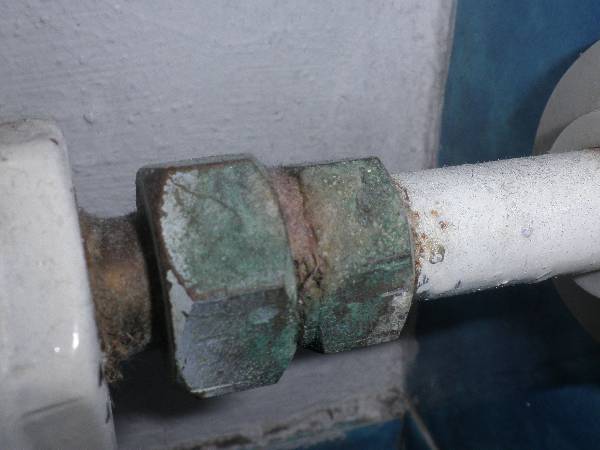 BAU.DE / BAU-Forum: 1. Bild zu Antwort "Endlich das Foto" auf die Frage "Heizk&ouml;rper-Ventile: Asbest-Dichtungsschn&uuml;re erkennen? Austausch, Gefahren & Kosten f&uuml;r Laien" im BAU-Forum "Fu&szlig;bodenheizungen / Wandheizungen"