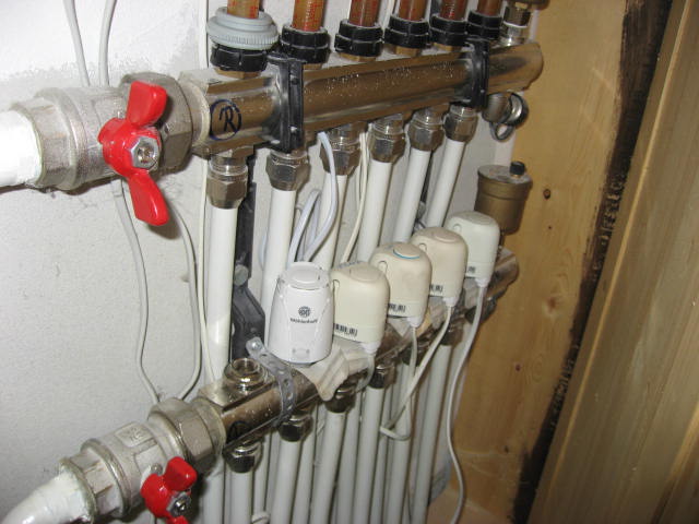 BAU.DE / BAU-Forum: 3. Bild zu Frage "Suche Ersatzteil (dichtbuchse) f&uuml;r Heizkreisverteiler" im BAU-Forum "Fu&szlig;bodenheizungen / Wandheizungen"